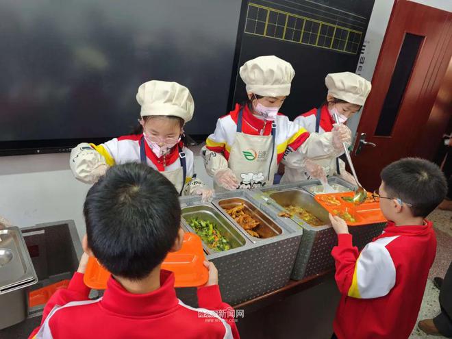 餐品进班前要测温｜记者亲测开学“第一餐”尊龙AG人生就是博上新设备煎炸变蒸烤、