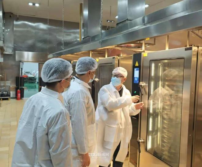 餐品进班前要测温｜记者亲测开学“第一餐”尊龙AG人生就是博上新设备煎炸变蒸烤、(图2)