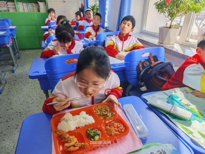 餐品进班前要测温｜记者亲测开学“第一餐”尊龙AG人生就是博上新设备煎炸变蒸烤、(图3)