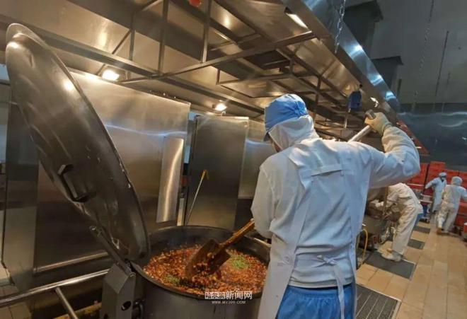 餐品进班前要测温｜记者亲测开学“第一餐”尊龙AG人生就是博上新设备煎炸变蒸烤、(图7)